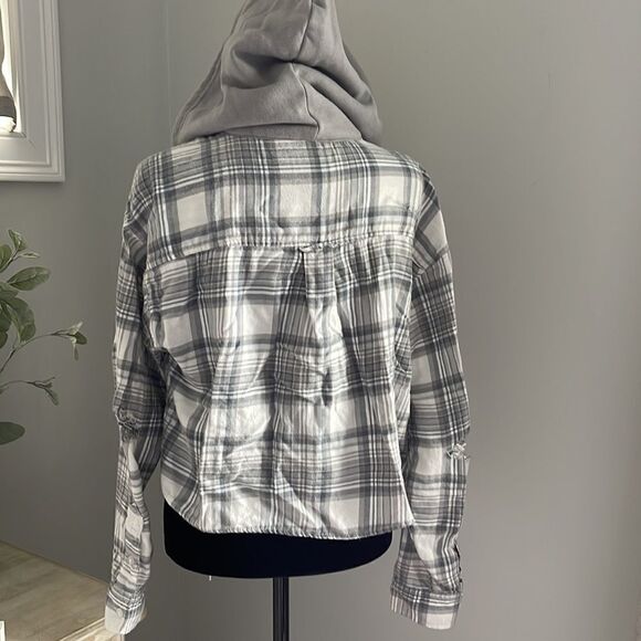 American Eagle Gray Plaid Button down crop top w/hood. Size‎ Small - Picture 5 of 8